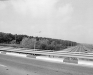 857367 Gezicht op de Rijksweg 2 (A2) bij Maarssenbroek, vanaf het viaduct van de Maarssenbroekseweg.